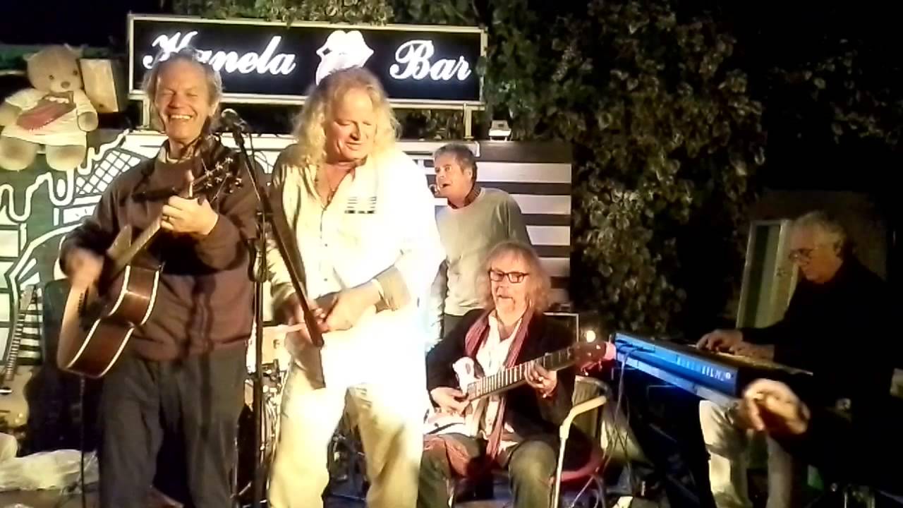 Chris jagger group performing dead flowers at kanela with stone guitar the best vid