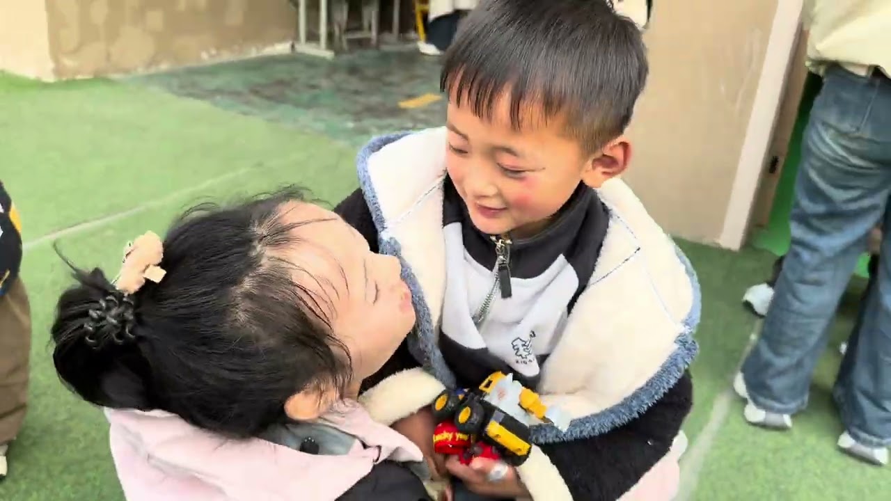 中国公公从浙江回来给孙女办满月酒！