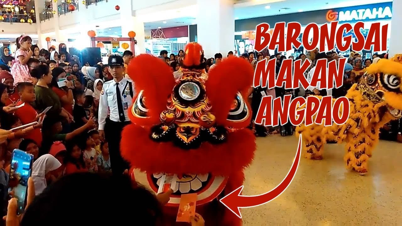 Barongsai Makan Uang Angpao dari Penonton di akhir Acara Imlek Festival Citylink Bandung