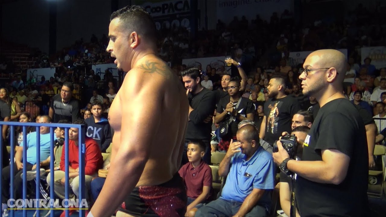 WWC Aniversario 46: Gilbert ROMPE c&aacute;mara fotogr&aacute;fica de Contralona