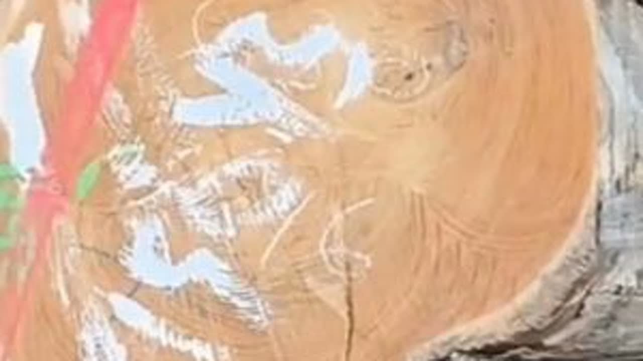 将一根年代久远的老柚木加工成柚木梁
