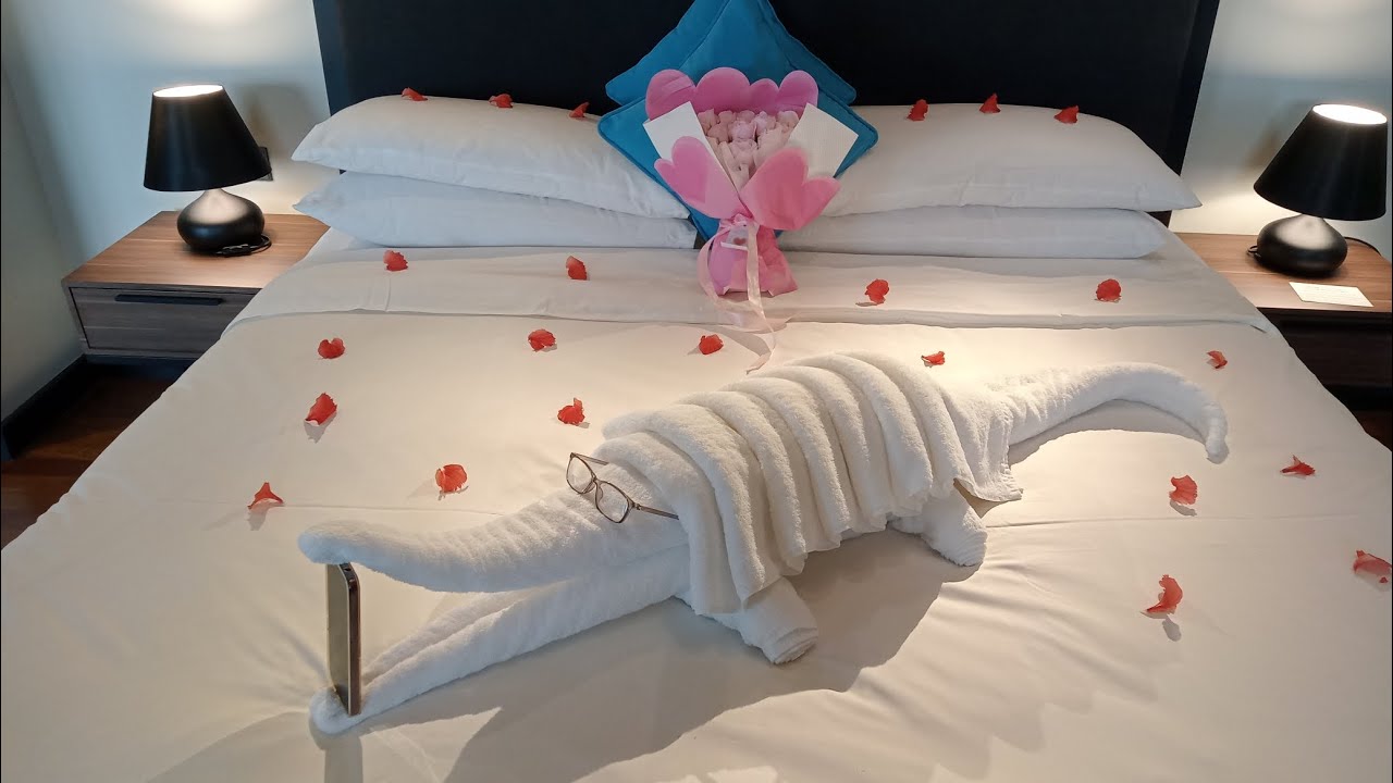 towel folding animal||bed decoration||beautiful bed design||housekeeping art||RB LOVE#youtubevideo