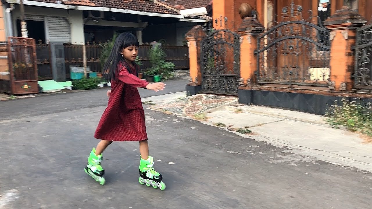 Manfaat bermain sepatu roda 💟 Vlog Azka dan Mecca