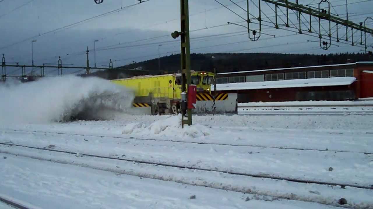 Tb lok röjer snö på Ånge bangård spår 8 . Februari 2011