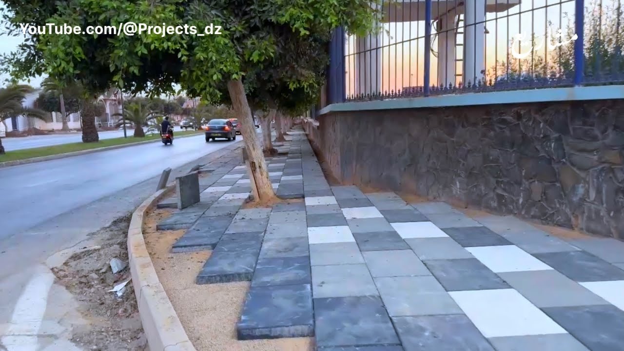 تواصل أشغال تهيئة أرصفة بعض شوارع مدينة مستغانم