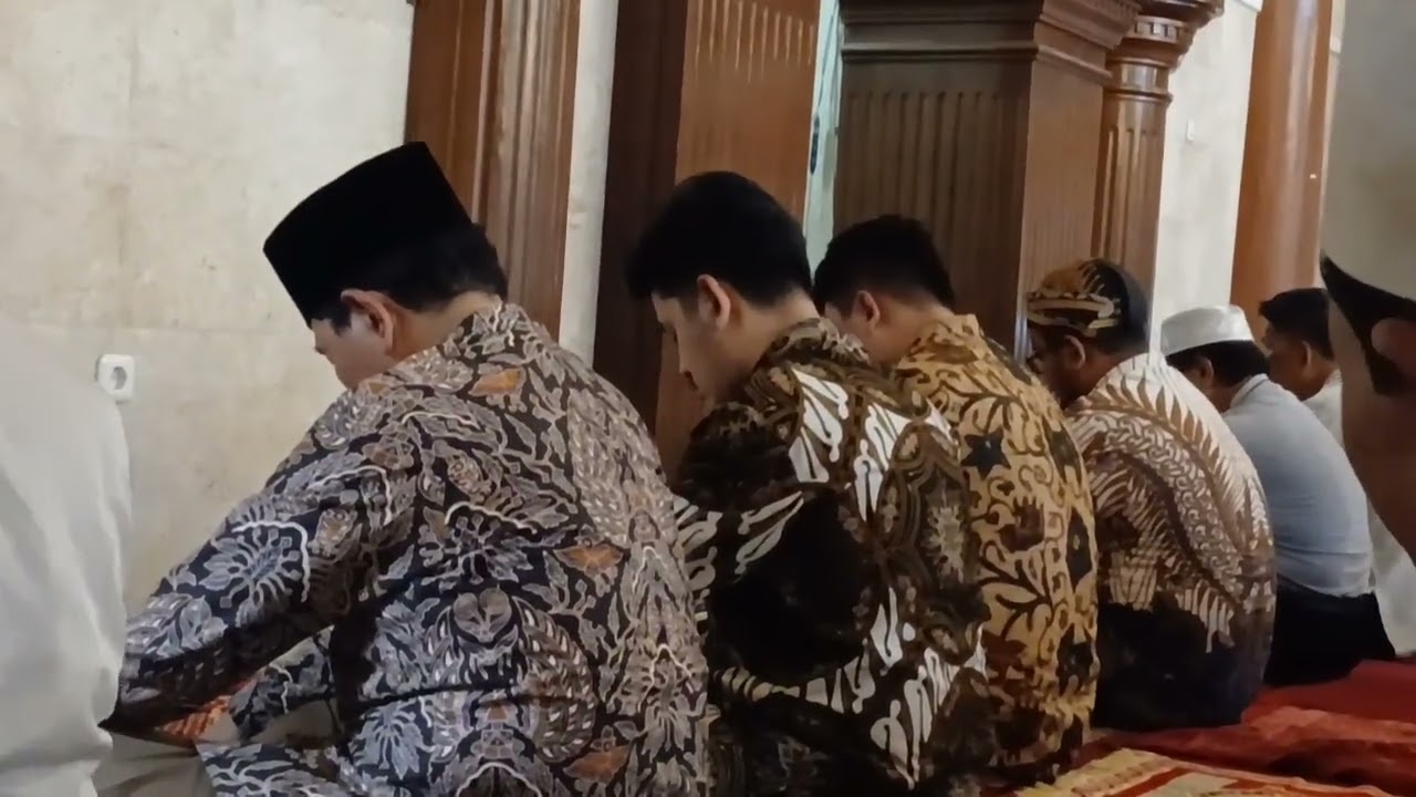 Momen Mangkubumi dan Purboyo salat jumat di Masjid Agung Surakarta. #keratonsolo #pbxiv 