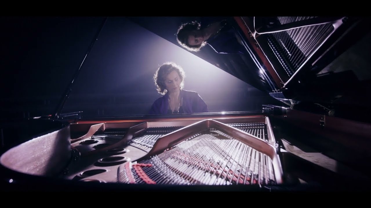 "The Leftovers", main theme - The departure, Max Richter, Laurianne Corneille piano solo. 