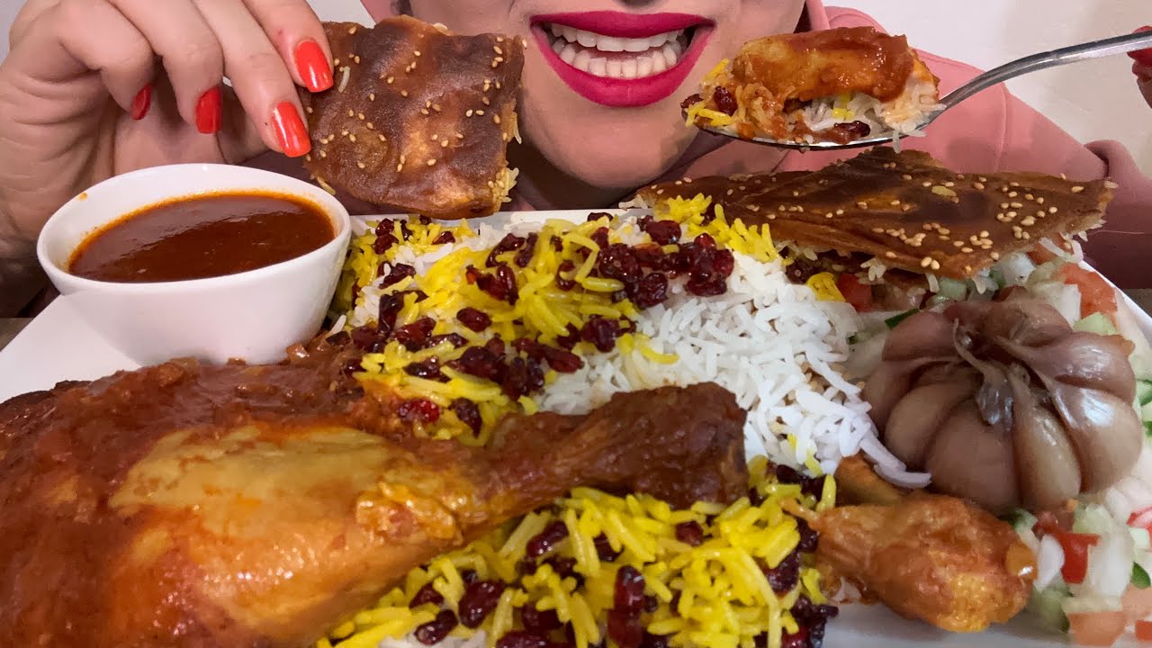 Asmr eating Persian chicken stew with rice| موکبانگ زرشک پلو با مرغ و ته دیگه و سالاد و ترشی سیر