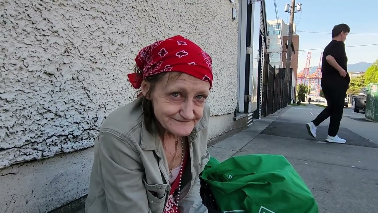 В 14 лет Барбара сбежала из дома и автостопом добралась из Онтарио до центра Ванкувера, в районе ...