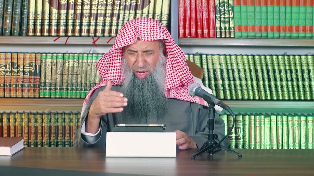 هل الأفضل للمسن الصلاة مع إمام يطيل أم البحث عن مسجد يخفف؟