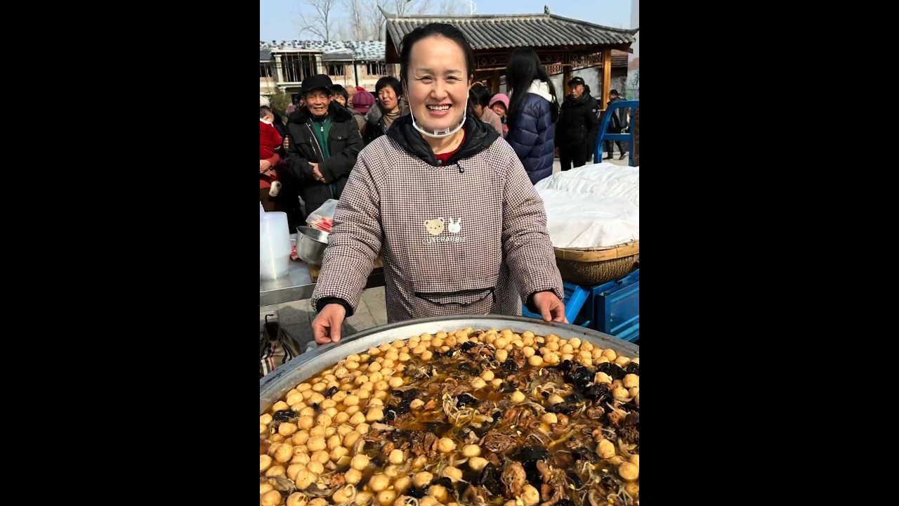 一碗大锅菜 暖了俺村爷爷奶奶的心 就想让爷爷奶奶吃顿热乎的 看着他们吃的香 笑的开心 心里比啥都暖和#我的乡村生活 #记录我的农村生活