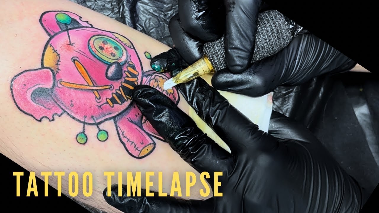 Tattooing a Voodoo Teddybear / New school Colortattoo