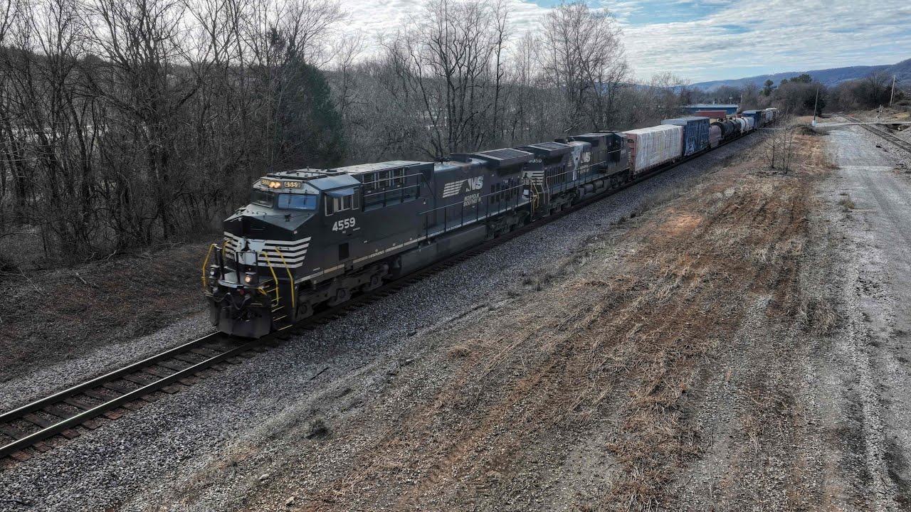 Norfolk Southern 196 with mixed freight heads North in Harriman Tennessee 