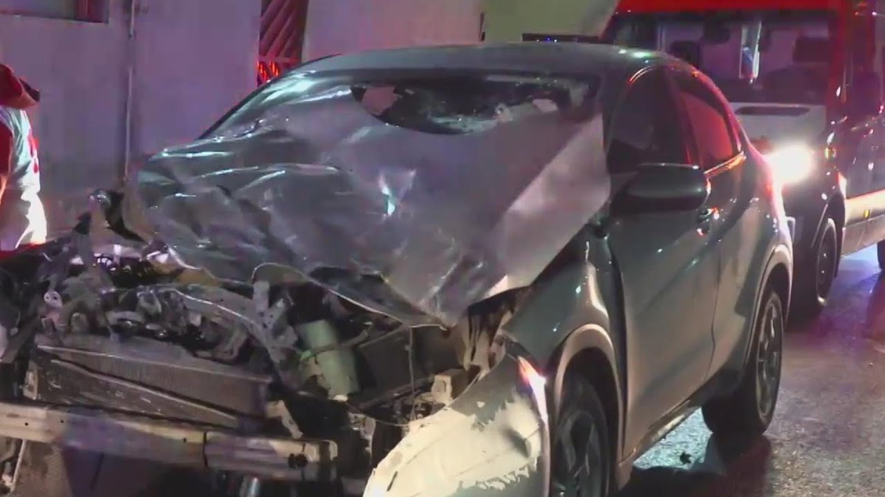Auto Choca contra Tráiler Detenido en Semáforos en Monterrey; Hay Dos Jóvenes Heridos