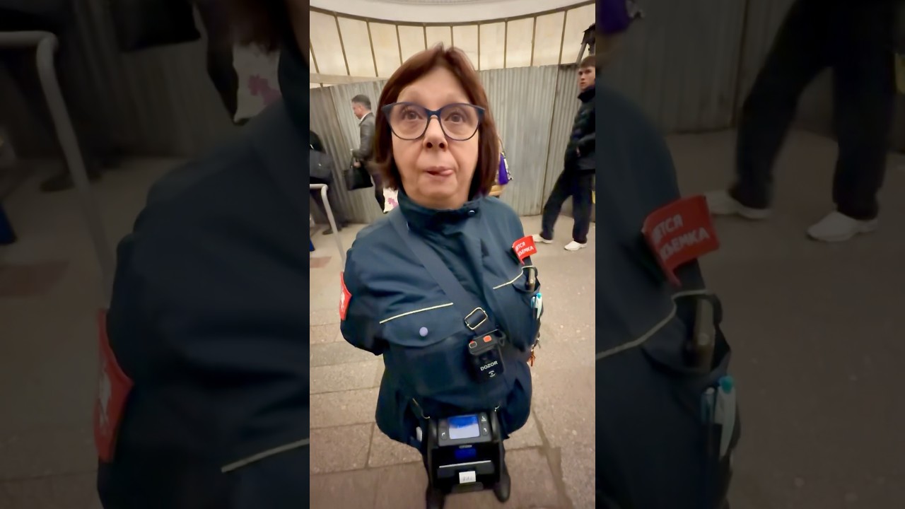 😱 НЕАДЕКВАТНЫЙ КОНТРОЛЁР ПРОВОЦИРУЕТ ПАССАЖИРОВ  И УГРОЖАЕТ ВЫЗВАТЬ ПОЛИЦИЮ #shorts #контролер