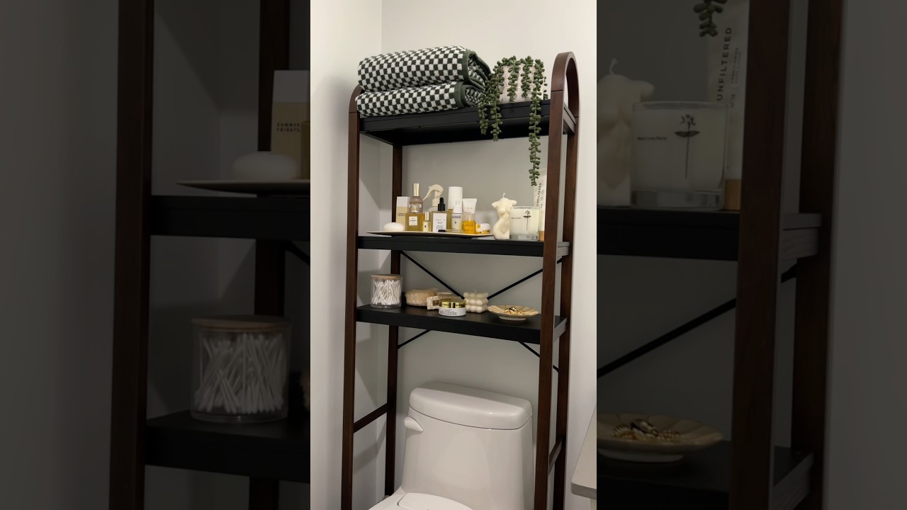Small bathroom? Maximize space with the Bellwood Over the Toilet Shelf. 🚽 ​Shop at umbra.com!