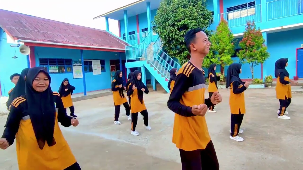 Senam Tobelo | MTs Al Istiqomah Loa Janan