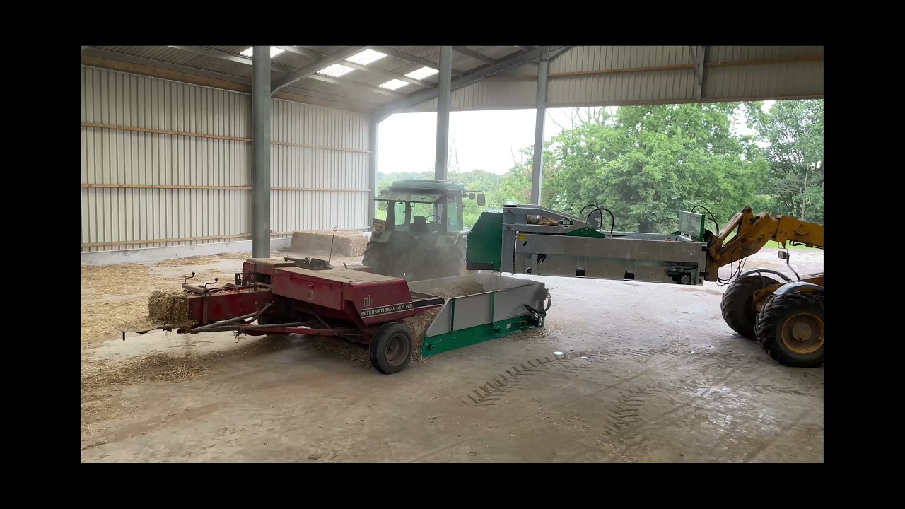 New bale spreading machine to reprocess conventional rectangular and round bales into 20kg bales!