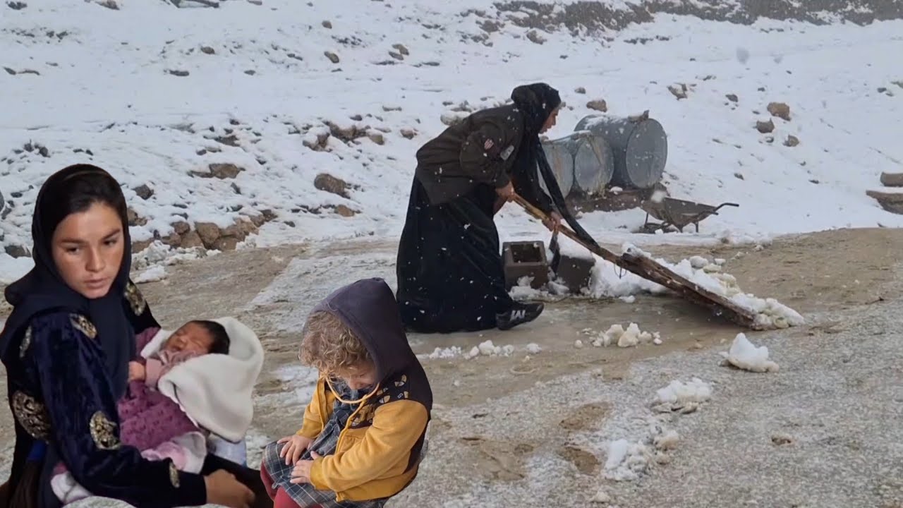 Storm: Heavy snowfall and Betul's efforts to prevent Fatimah and her baby from getting wet
