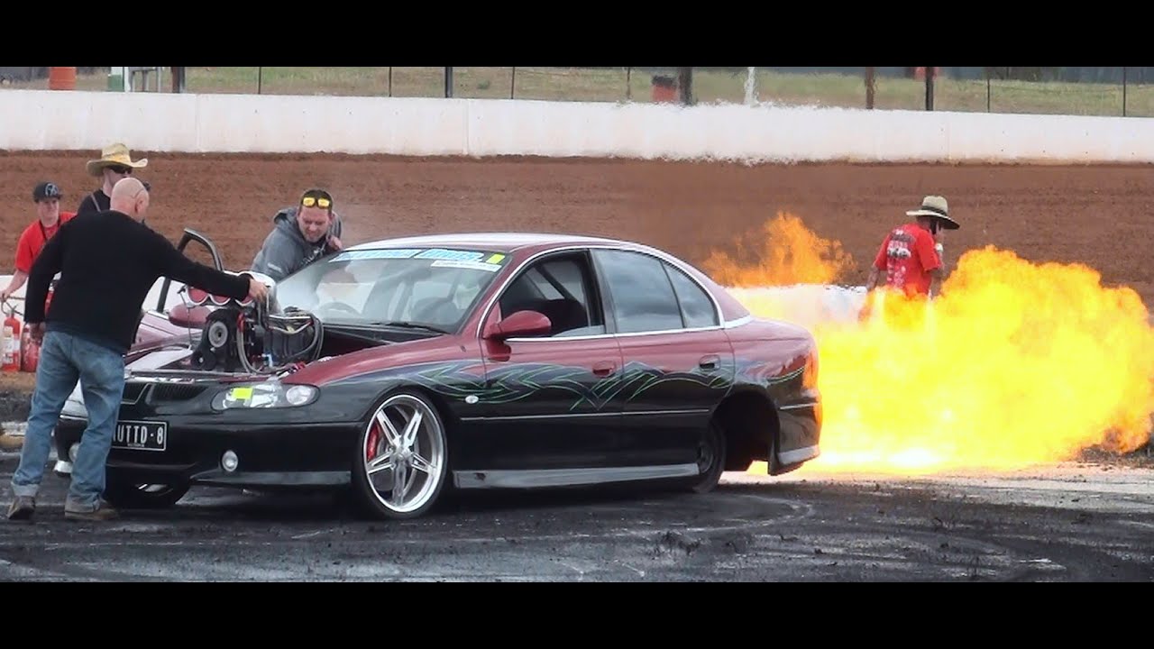 NUTTD8 BLOWN V8 COMMODORE AT NSW PRO BURNOUTS DUBBO 2013