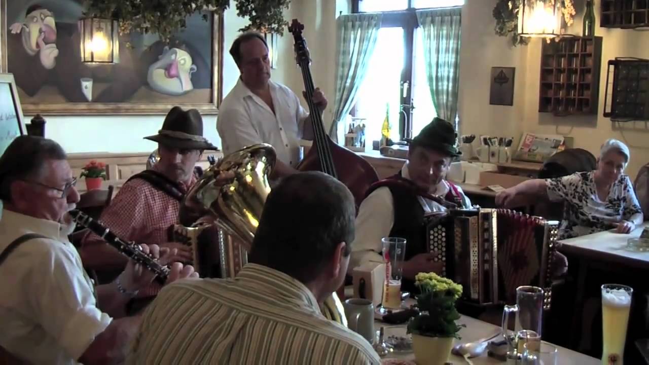 Boarisch aufgpuit im Bräustüberl Maisach juni 2010, mit der Bierglaslmusi, steirische Harmonika