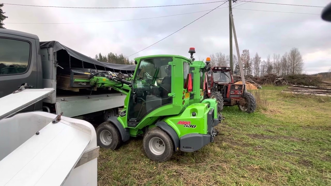 Avant 530 and Avant 640 lift a heavy plywood bundle. Avant 530 ja 640 nostaa yhdessä vaneri nipun.