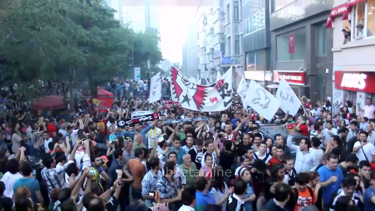 Beşiktaş Çarşı, Taksim Meydanına Giriş Yapıyor - Occupy Gezi  - HD 720 P