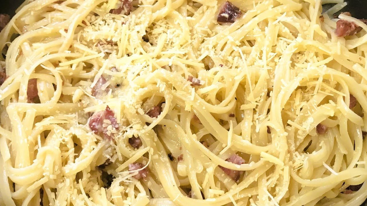 Macarronada à carbonara é um prato italiano simples e irresistível, cheio de sabor e conforto