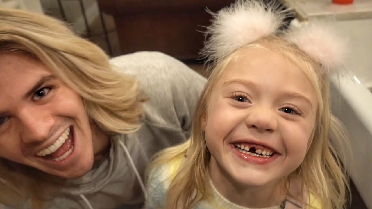 EVERLEIGH LOSES HER FIRST TOP TOOTH! (CUTEST REACTION EVER)