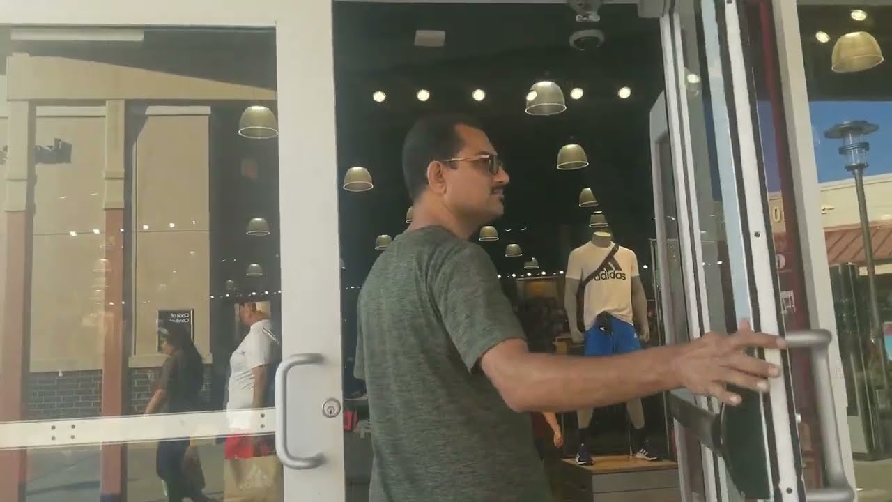 Premium Outlets in Aurora IL, US