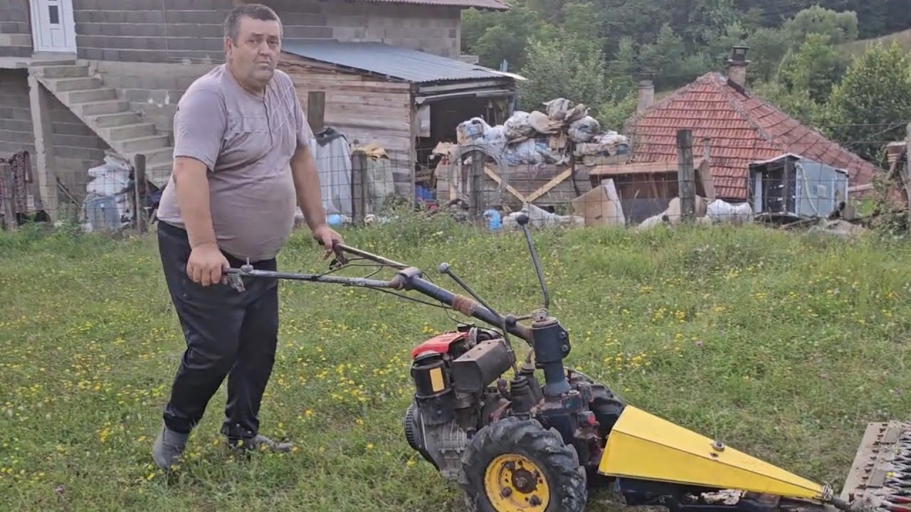 Ibro čisti Avliju od smeca i podmazuje kosilicu za rad