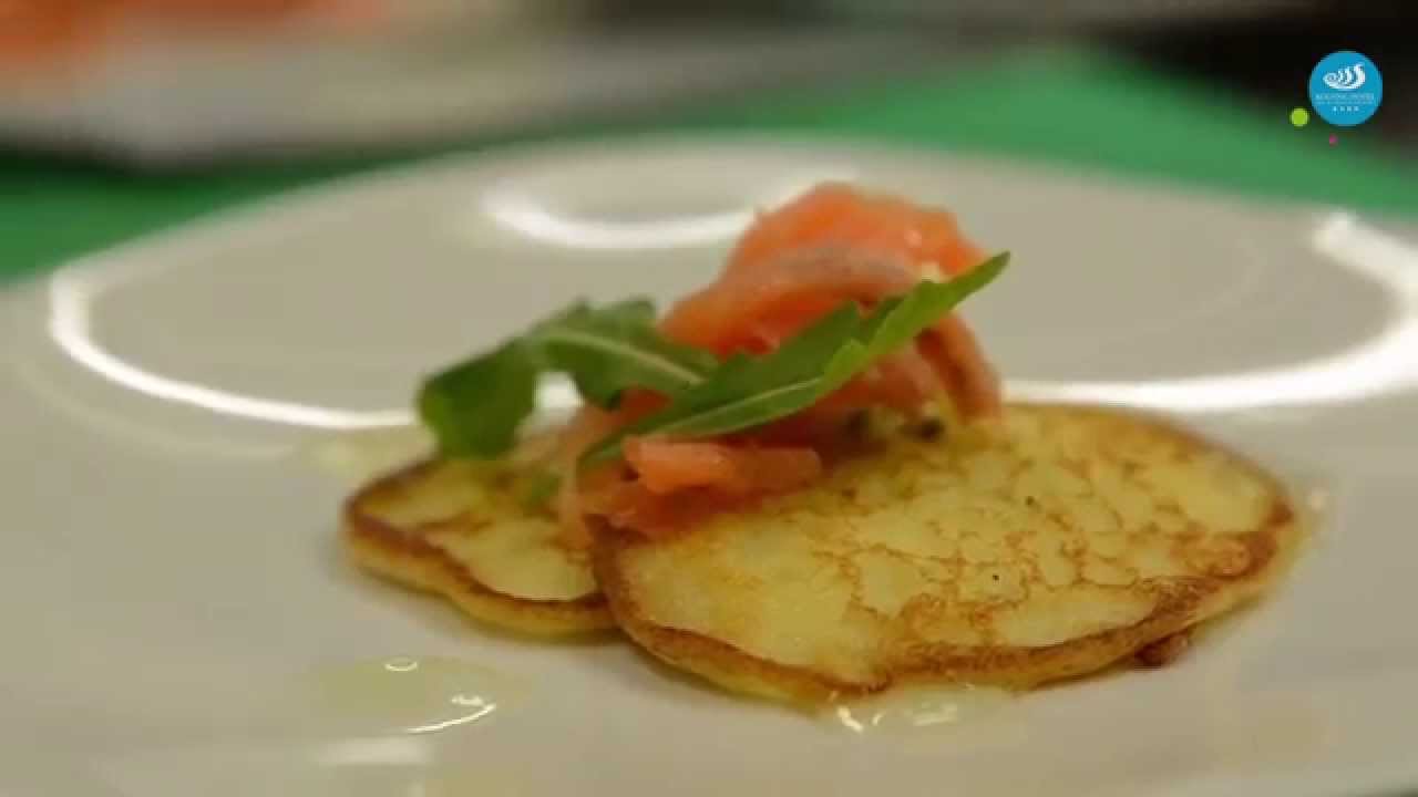 Ünnepi receptek - Füstölt lazacos blini