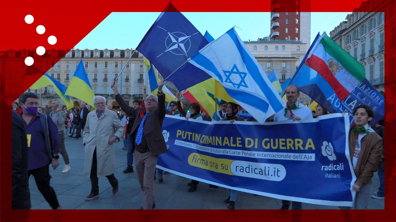 25 aprile, spezzone con bandiere Nato e Ucraina al corteo di Torino: contestazioni e tensione