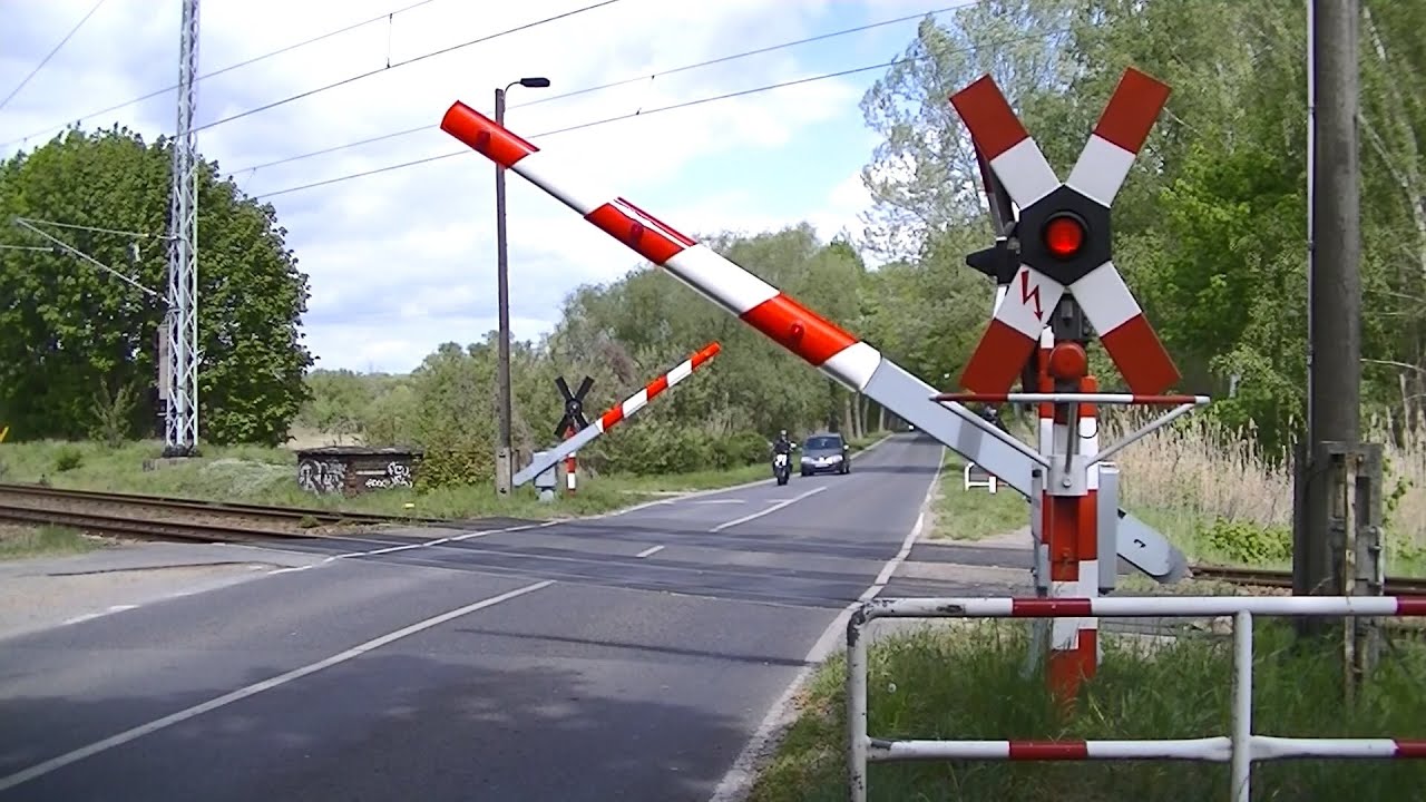 Spoorwegovergang Zossen (D) // Railroad crossing // Bahnübergang