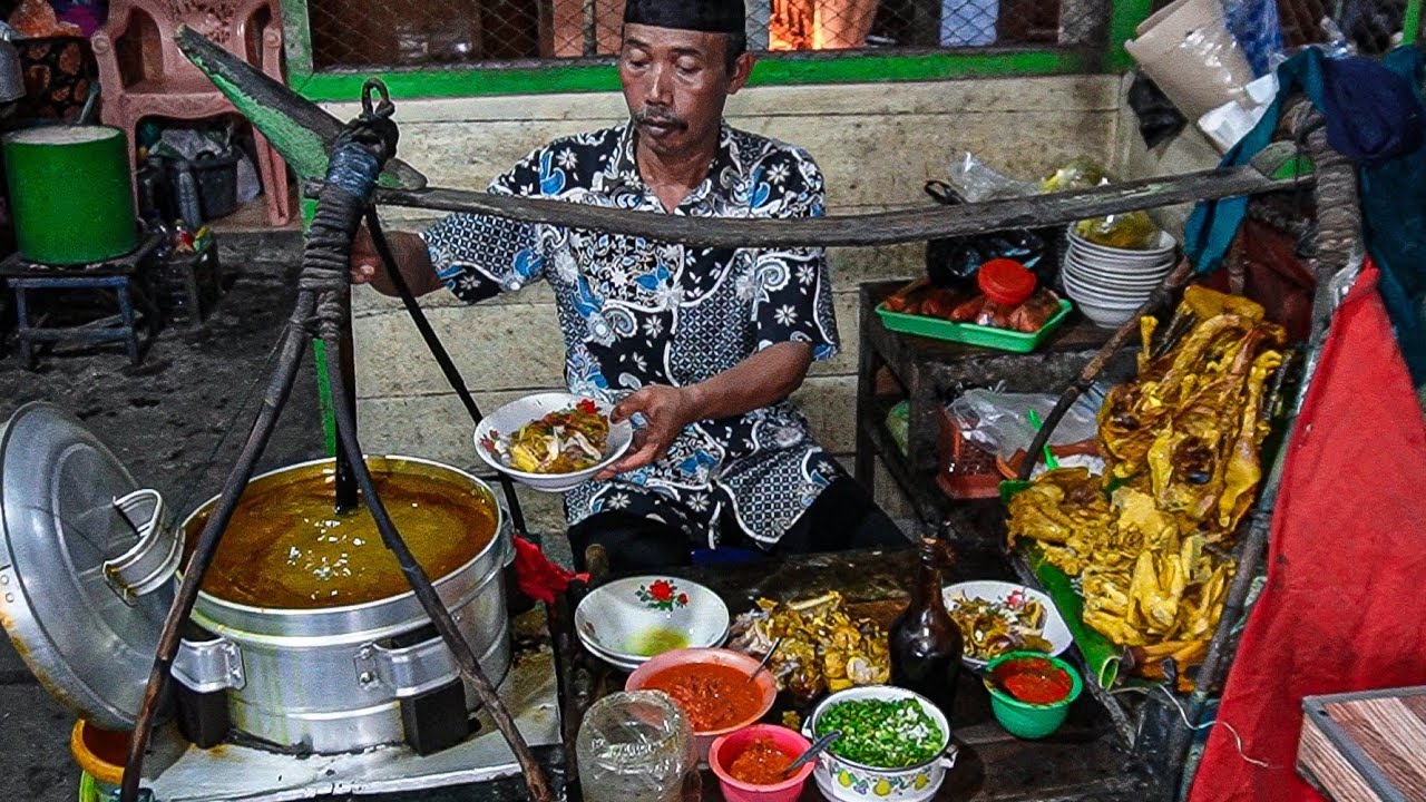 AYAMNYA DIGANTUNG JUALANNYA MASIH PAKAI PIKULAN!! SOTO AYAM KAMPUNG PALING LEGENDARIS 