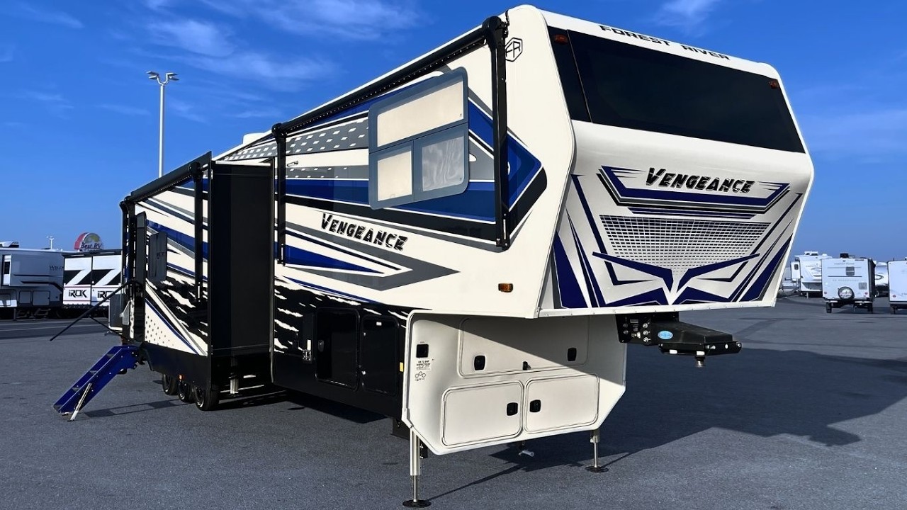 Этот прицеп-фургон выглядит как космический корабль! Forest River RV Cherokee Vengeance 4413 2026...