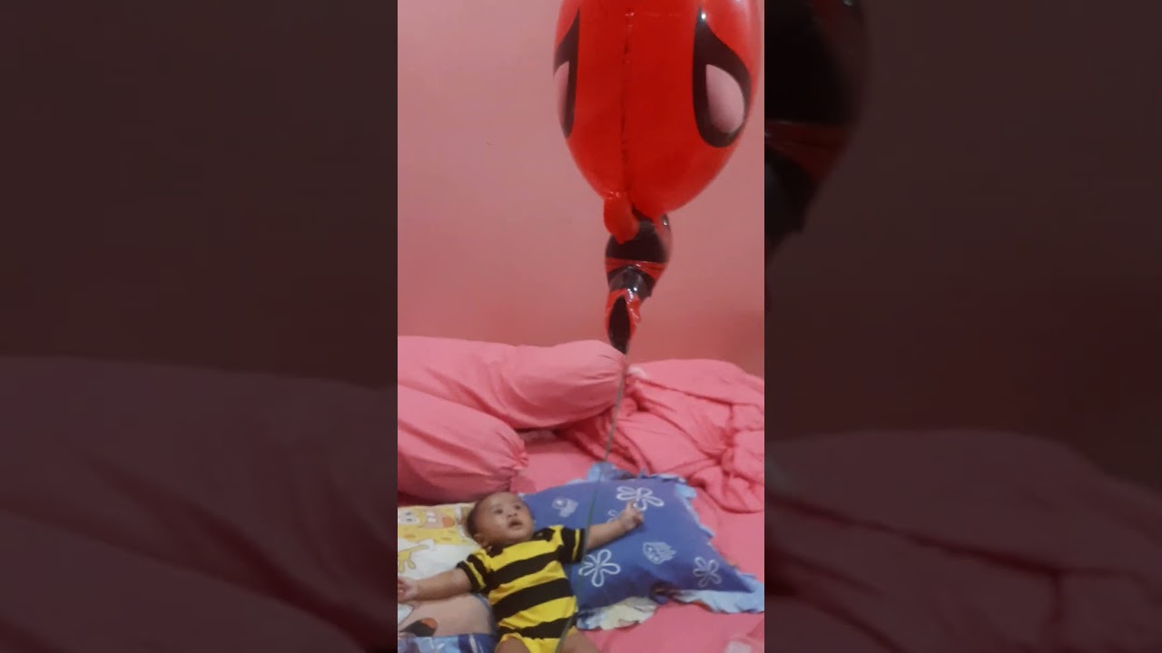 Keino senang main balon gas spiderman