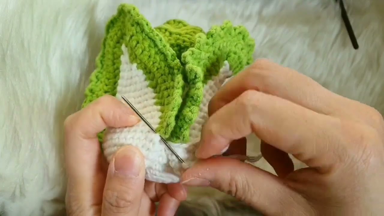 Stitch the leaves and core of the Chinese Cabbage together 玉白菜叶片和菜芯缝合 #amigurumi #crochet