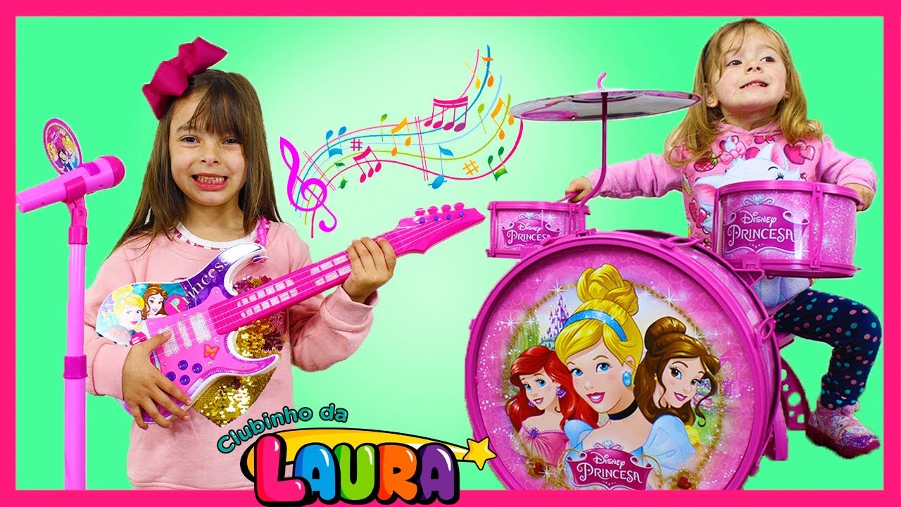 Laurinha e Helena brincando de cantar musicas  - Jéssica Godar e Laurinha e Helena
