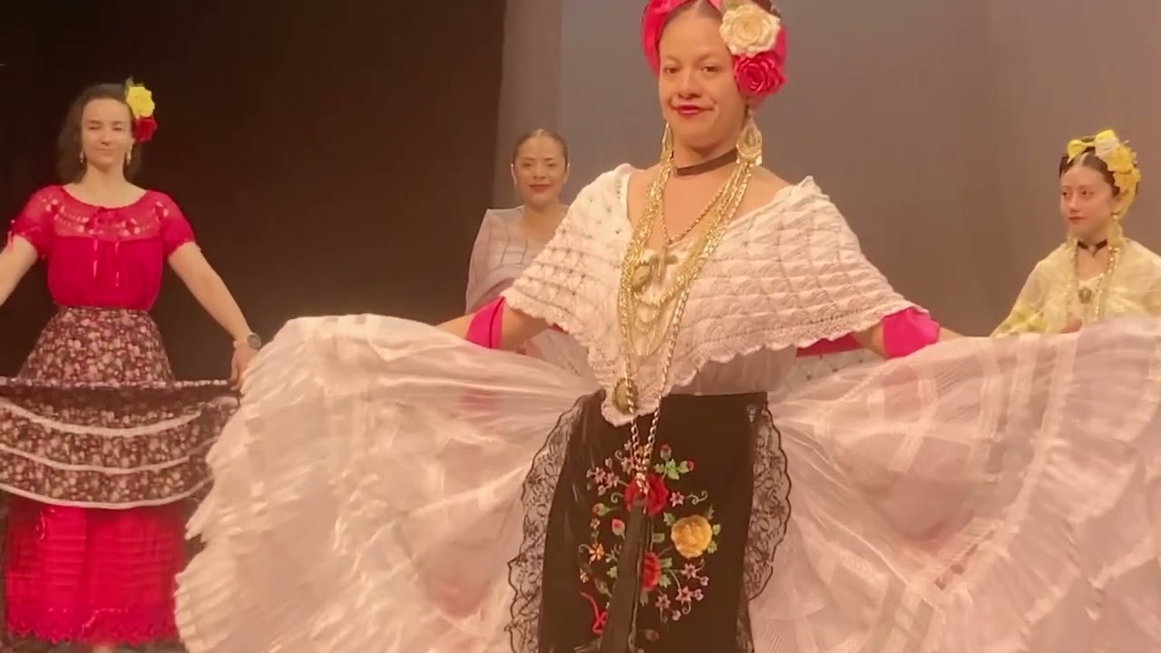 Muestra de trajes típicos de Veracruz
