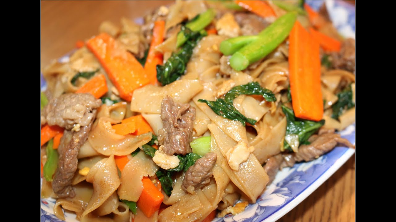 EASY HOMEMADE CHOW FUN NOODLE-MEE KATHANG!!!-CAMBODIAN FOOD/ASIAN AMERICAN FOOD!!