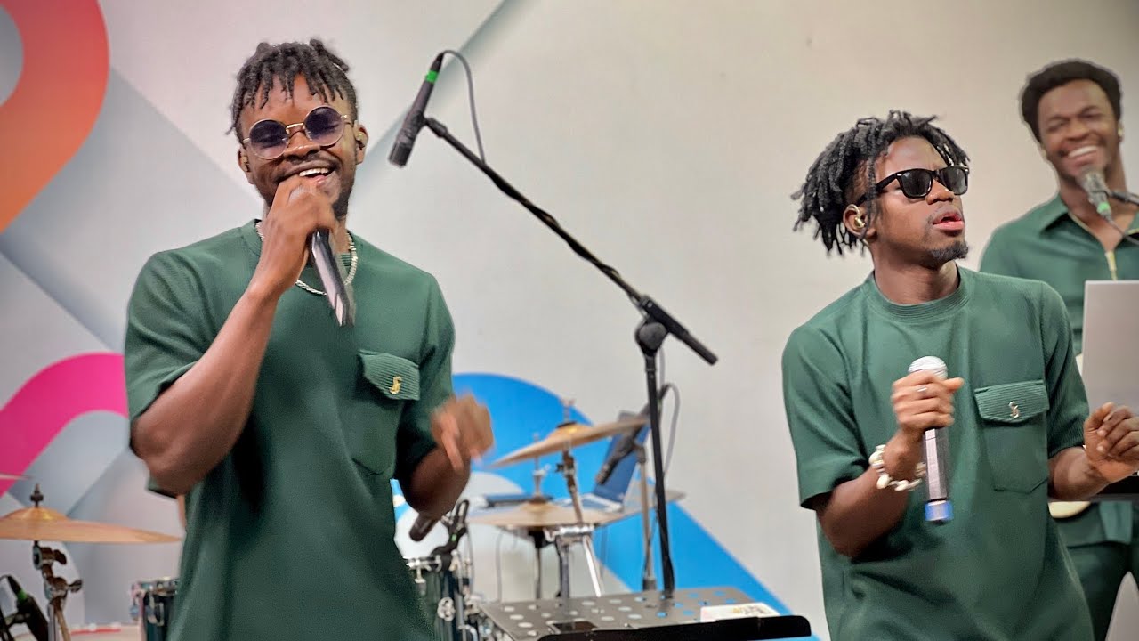 Nkyinkyim Band performs their song 