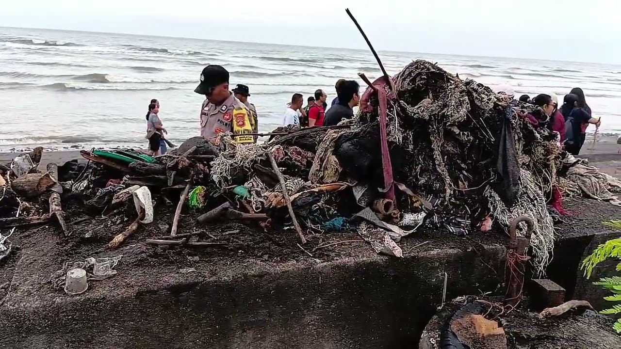 Polsek Singaraja Bersinergi Bersihkan Pantai Penarukan Melalui Program 
