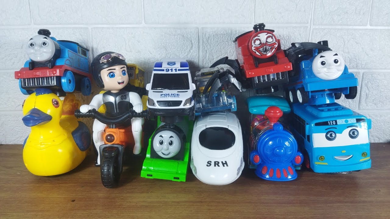 Colección de juguetes coloridos: trenes, autos y lindas amigas.
