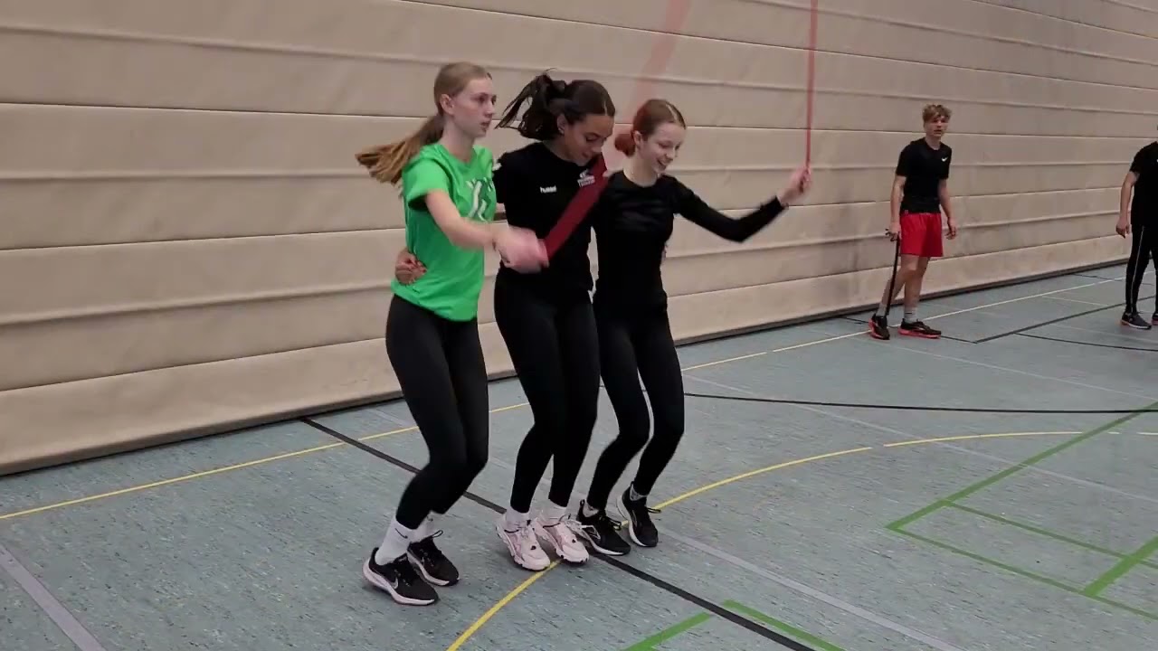 Vielfältiges Seilspringen mit Partner und Gruppe