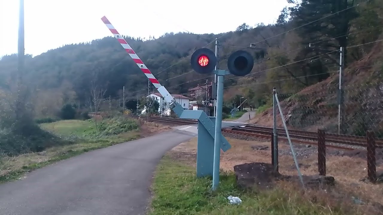 2.X Renfe Cercanías C1 pasando por el Paso a Nivel de Anoeta-Villabona 