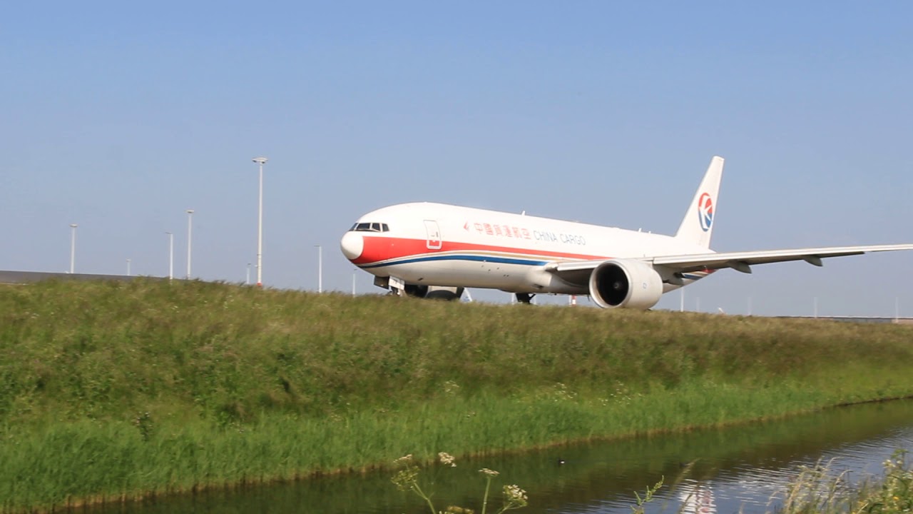 SOUND ON!! The closest you can get to a Taxiway at Amsterdam Schiphol Airport