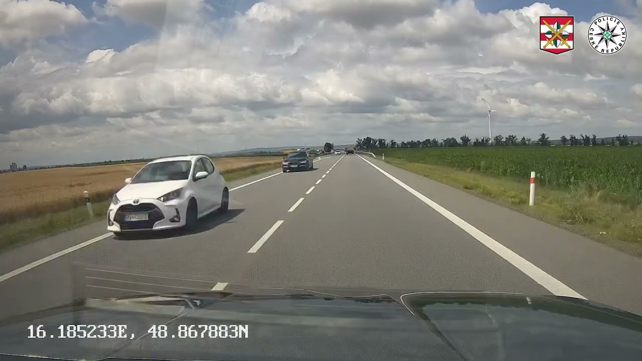 Policie ČR: Motork&aacute;ř předj&iacute;žděl ve 181km/h policejn&iacute; vůz