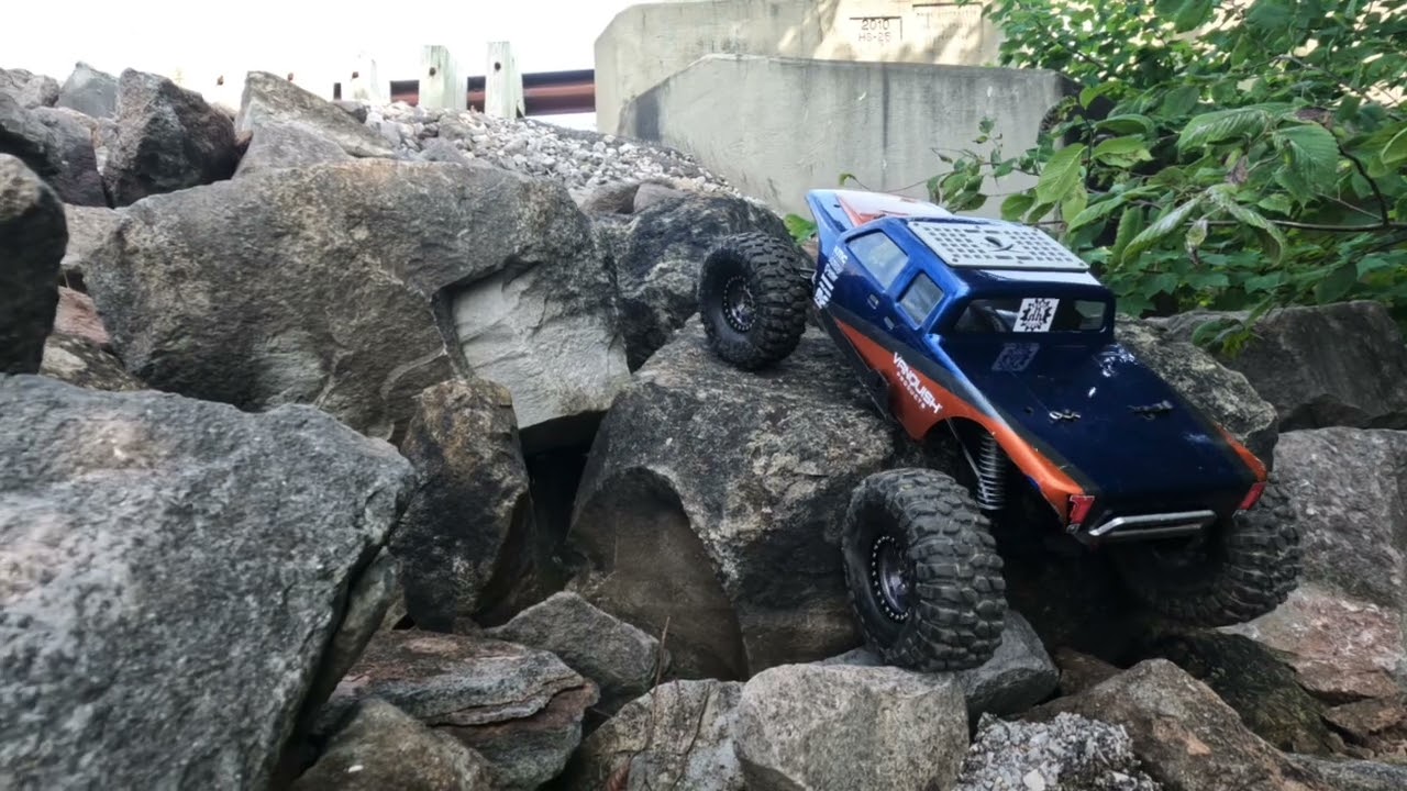 Vanquish VRD Carbon and VS4-10 Hardbody 1:10 crawler
