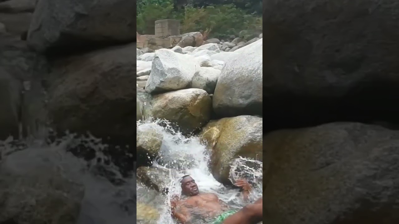 Ba&ntilde;&aacute;ndose en la orilla despu&eacute;s de el #susto en el #rio h,🤪 #DZfm+57